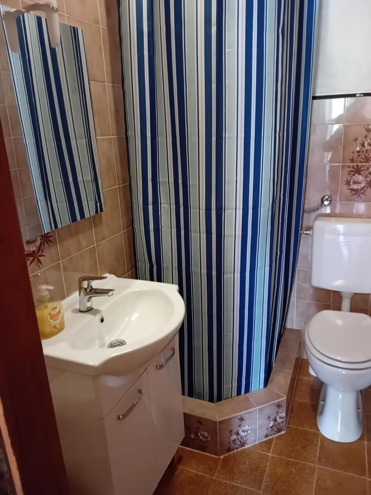Rooms With A Parking Space Krk - 13553 Vrh  Εξωτερικό φωτογραφία